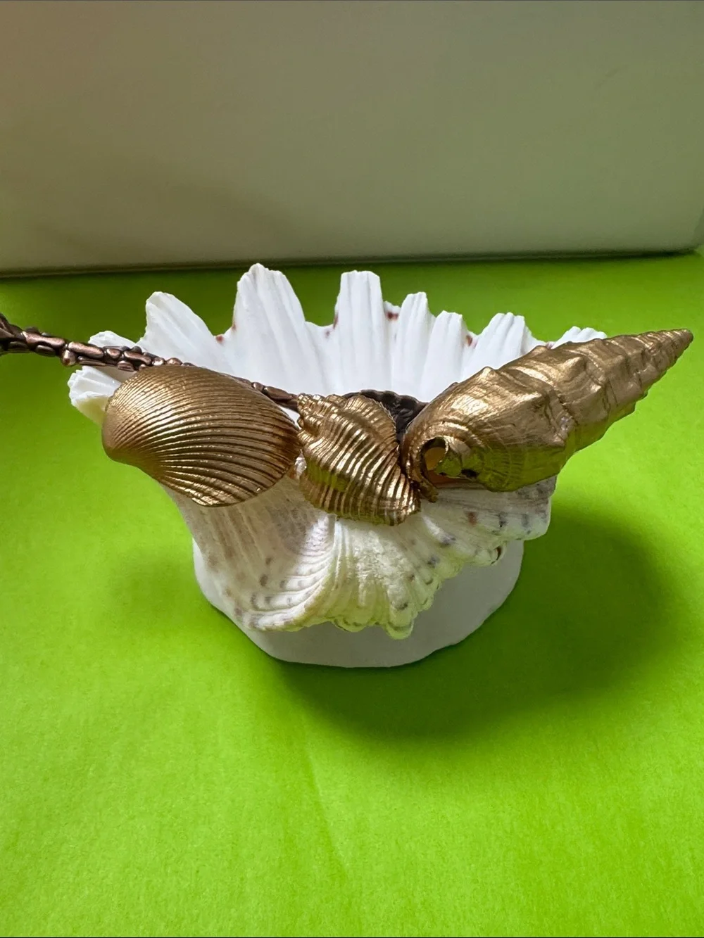 Decorative Bear Paw Shell Serving Dish with Spo for Home Dining - White & Copper